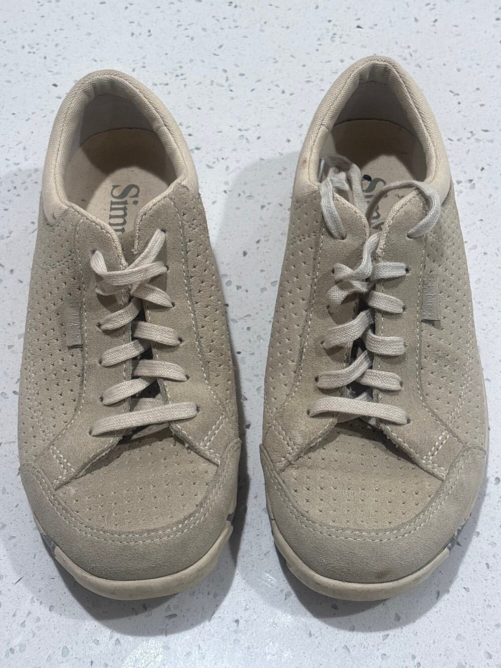 Women’s sz 6 SIMPLE, casual shoe